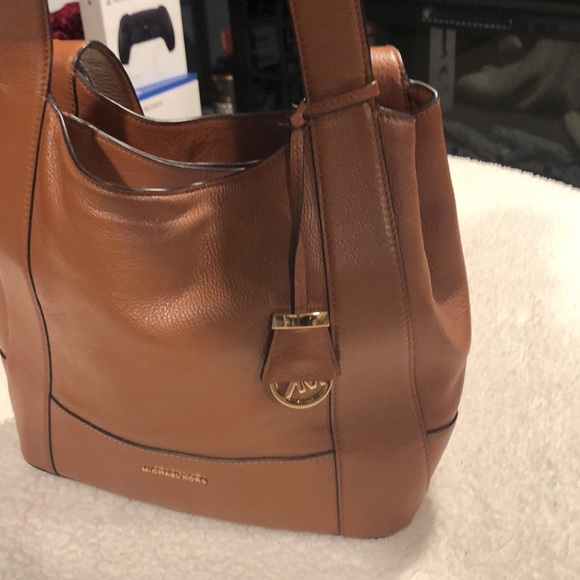 Michael Kors Tan Pebble Leather Shoulder Bag - Picture 6 of 9